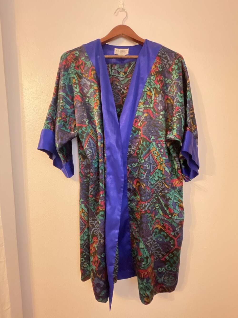 Intimate Robe Size M Multi Print Kimono 90s Vintage
No belt
Sexy
Nightgown